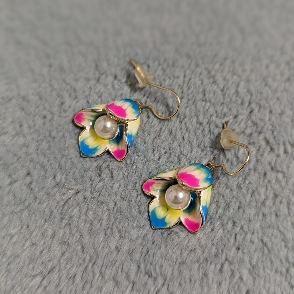NWOT Lovely Blucome Floral Enamel w/ Faux Pearl Center Pierced Earrings - Picture 4 of 5